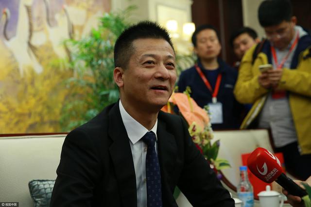 而她的身后，则是她关系成谜的家庭。
