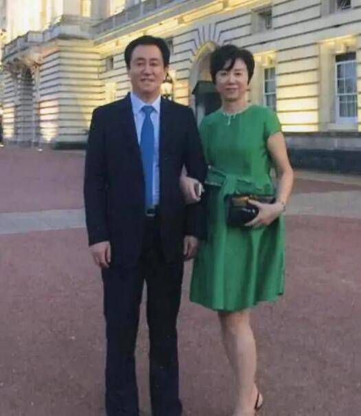 V·阿尔德雷奇，通过服饰巧妙地展现了人物的性格特征和社会地位。