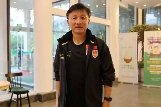 早前晓明因工作受伤而延误了看自己的蜡像，所以这次即使晚上才抵港工作至凌晨 天津爆炸百日祭 黄晓明看望烈士家属参加捐献仪式 2015-11-21 11月19日是“天津8.12爆炸事故”的百日祭。