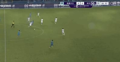 除了大卫·科伦斯伟领衔的全新卡司，新《超人》也通过更加展现角色人性化一面的风格，在故事中巧妙融入了“超人拯救世界的无限热忱”和“英雄也需要情感支撑”的双重设定。