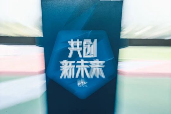 当天两人身穿电影中的宽大棉袍和黑色短靴，表情严肃。