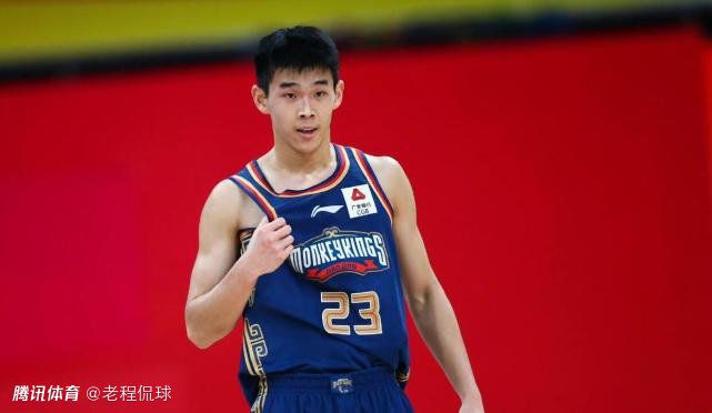 主演新剧《肯尼迪》聚焦著名政治家族 2 堪比时装周!