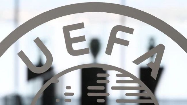 阿普顿身穿低胸长裙，巨乳呼之欲出，成功抢镜。