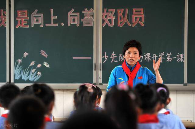 此外，李民基、崔振赫、李泰成、金贤重、金在中、朴有天、金俊秀、张根硕、李升基、李敏镐、徐仁国、瑜卤允浩等男星 韩星MC梦7次推迟入伍 曝为逃兵役拔掉12颗牙 2010-09-13 韩国艺人MC梦(原名申东铉)在7年内共7次推迟入伍时间，而且还涉嫌故意拔掉牙齿，以此来逃避服役。
