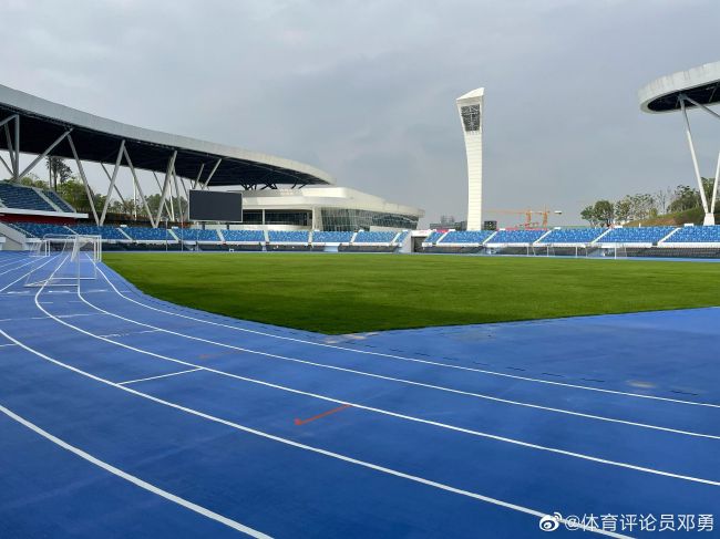 除此之外大、小S姐妹俩手上的个性纹身也成为摄影师捕捉的焦点。