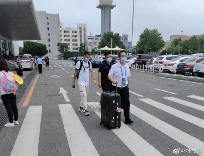 《决战中途岛》收票房1471万，环比下跌56.36%，超越《少年的你》登顶单日榜首，累计票房1.25亿。