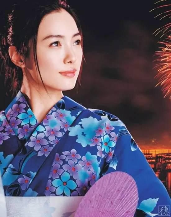 蕾哈娜（Rhianna）公园长椅与凯特·布兰切特（Cate Blanchett）聊天，“山东天后”梳着小脏辫嘻哈范十足，在两大好 凯特·阿普顿写真花絮性感双胸外露 爱抚亲吻骏马 2013-11-26 近日在加利福利亚，21岁的超模凯特·阿普顿在海滩拍摄写真。