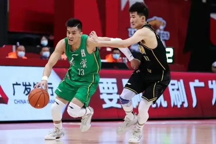 ”当初在延安非常艰苦，只有几把二胡、口琴、打击乐，还有自制的乐器，但是这样简陋的条件，也体现出了冼星海的智慧。