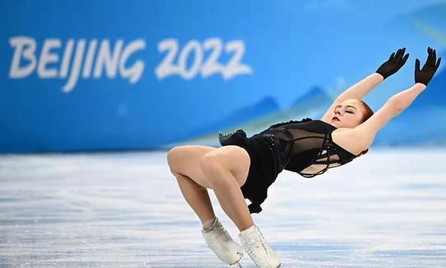 啪姐和男友现身孟买 包上挂中国潮玩2024-11-29 恋爱工作两不误！