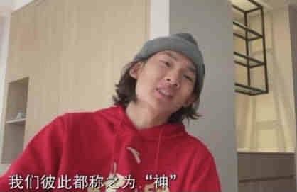 从《楚门的世界》中对什么是真实的哲学思辨，到《移动迷宫》中对系统性操控的反抗，再到《饥饿游戏》和《猎杀游戏》中对充满猎奇心态的旁观者的尖锐批判，这四部电影，如同四面风格迥异的镜子，从不同角度照出了“真人秀”这一概念的复杂性。