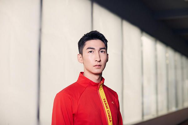 当天，她在社交平台分享了一组自己的素颜写真大片，并配文“做个减法～坦诚相见的一天”。