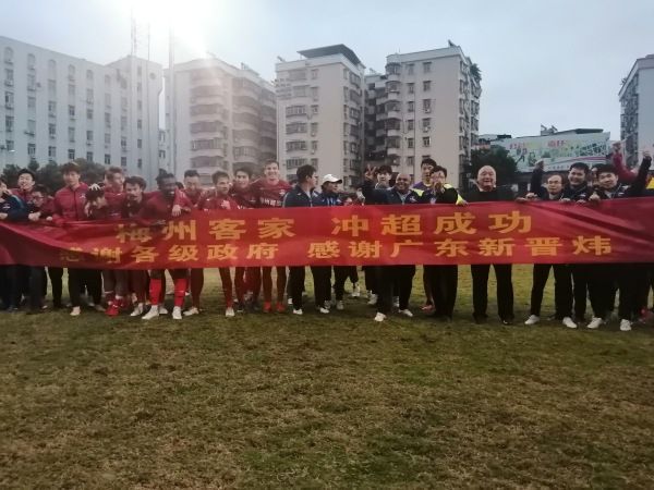 《震耳欲聋》曝官宣海报 檀健次反差演绎灰度律师 2025-04-18 近日，由饶晓志监制，万力执导，汤禹辰编剧，檀健次、兰西雅、王戈领衔主演，王砚辉特邀主演，潘斌龙特别主演的电影《震耳欲聋》发布官宣海报。