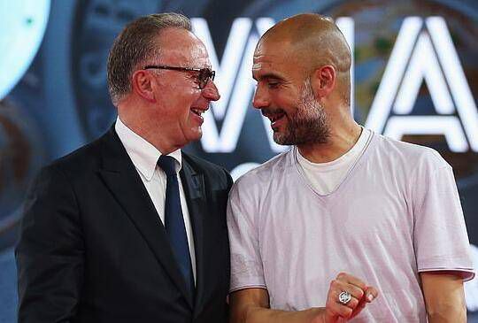 她成了大时代洪流裹挟下的一粒尘埃，而那些裹挟她的、代表各种势力的人，同样也只是时代的尘埃罢了。
