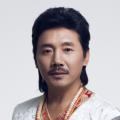 贝克汉姆半裸上身露纹身 肌肉坚实与男伴热聊 2014-03-07 3月6日，大卫·贝克汉姆赤裸上身出现在巴西某酒店，与男性友人在阳台上热聊不断，大秀坚实肌肉和个性纹身。