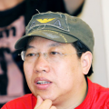 面对安德烈，他积压已久的情绪倾泻而出，那句“安德烈，咱俩多久没见了”的质问，不仅是角色间的对话，更似对流逝时光与失落自我的叩问。