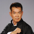 海报中，一个男人撑伞漫步在哥谭市的雨夜中，他的名字将响彻整个城市。