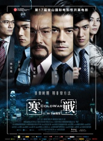 照片中，林允颠覆其青春活力的荧幕形象，成功演绎成熟冷艳的高贵气质，眼神魅惑中展现其希腊雕塑感十足的知性魅力。