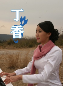 镜头调转，坐在高档餐厅的角落中默默观察四周的波洛，此时在观众眼中变得更加有人情味。