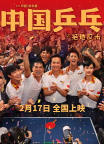 詹妮弗·劳伦斯身穿抹胸白裙亮相，见到兴奋的粉丝频举上臂高呼，克里斯·海姆斯沃斯、乔什·哈切森两主创也亮相首映礼。